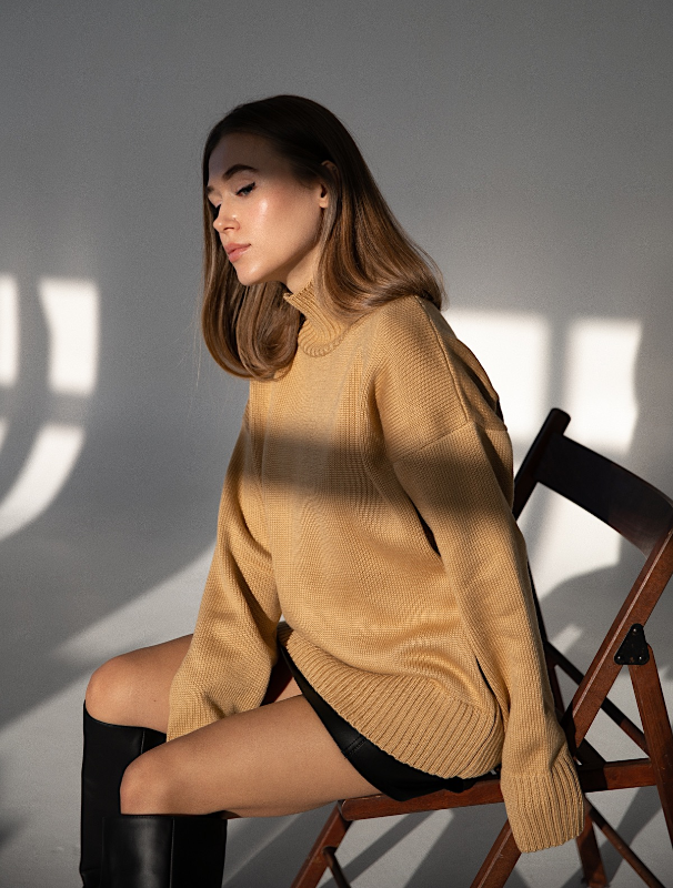 Соломенный базовый свитер