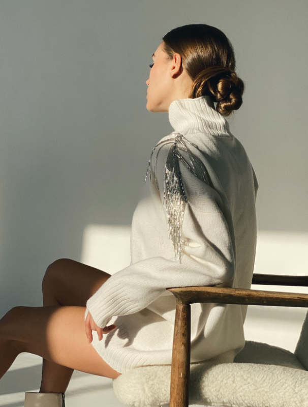 Белый свитер из альпаки украшенный бисером