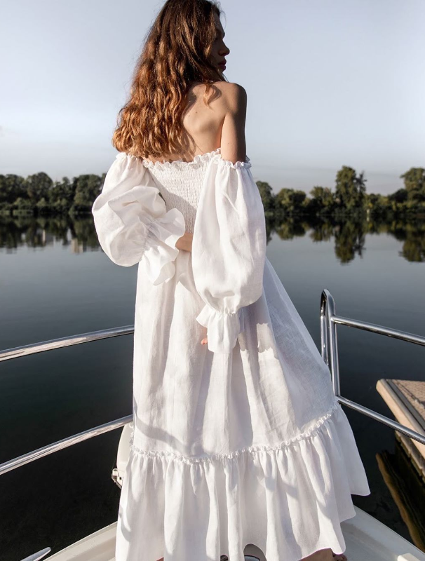 Біла сукня-міді резинка