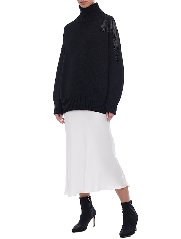 Черный свитер из альпаки украшенный бисером