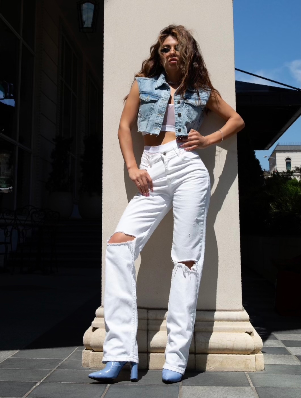 Белые широкие джинсы с прорезами